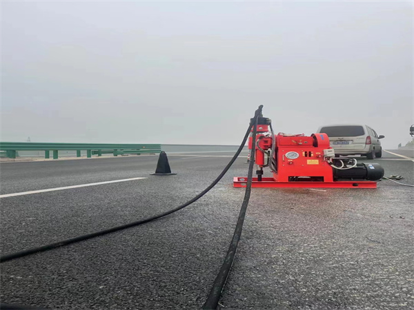 龙华山办事处马路路基路面开裂下沉注浆加固灌浆